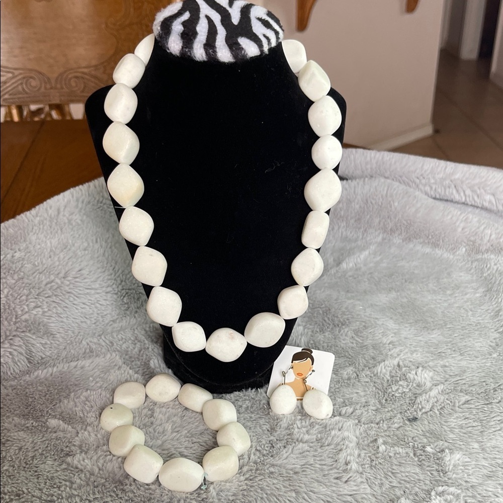 Elegant White Beaded Jewelry Set - Picture 7 of 7